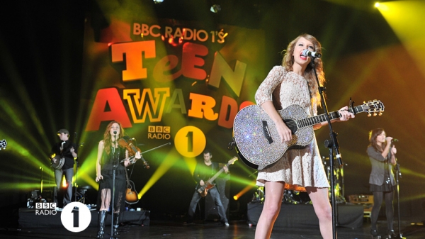 http://www.taylorpictures.net/albums/app/2010/BBC%20Radio%201%20Teen%20Awards/normal_009.jpg
