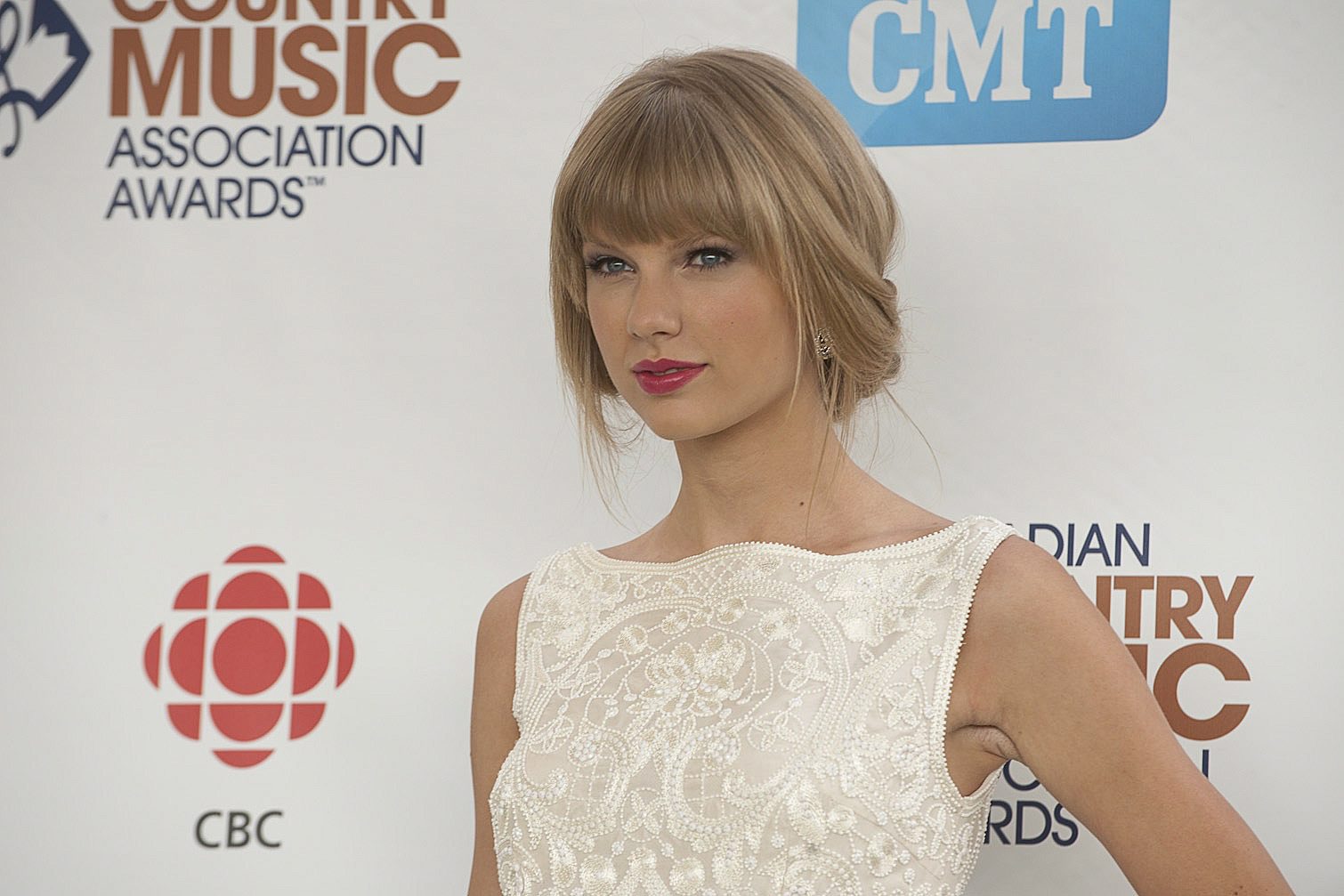 http://www.taylorpictures.net/albums/app/2012/ccmaawards/001.jpg