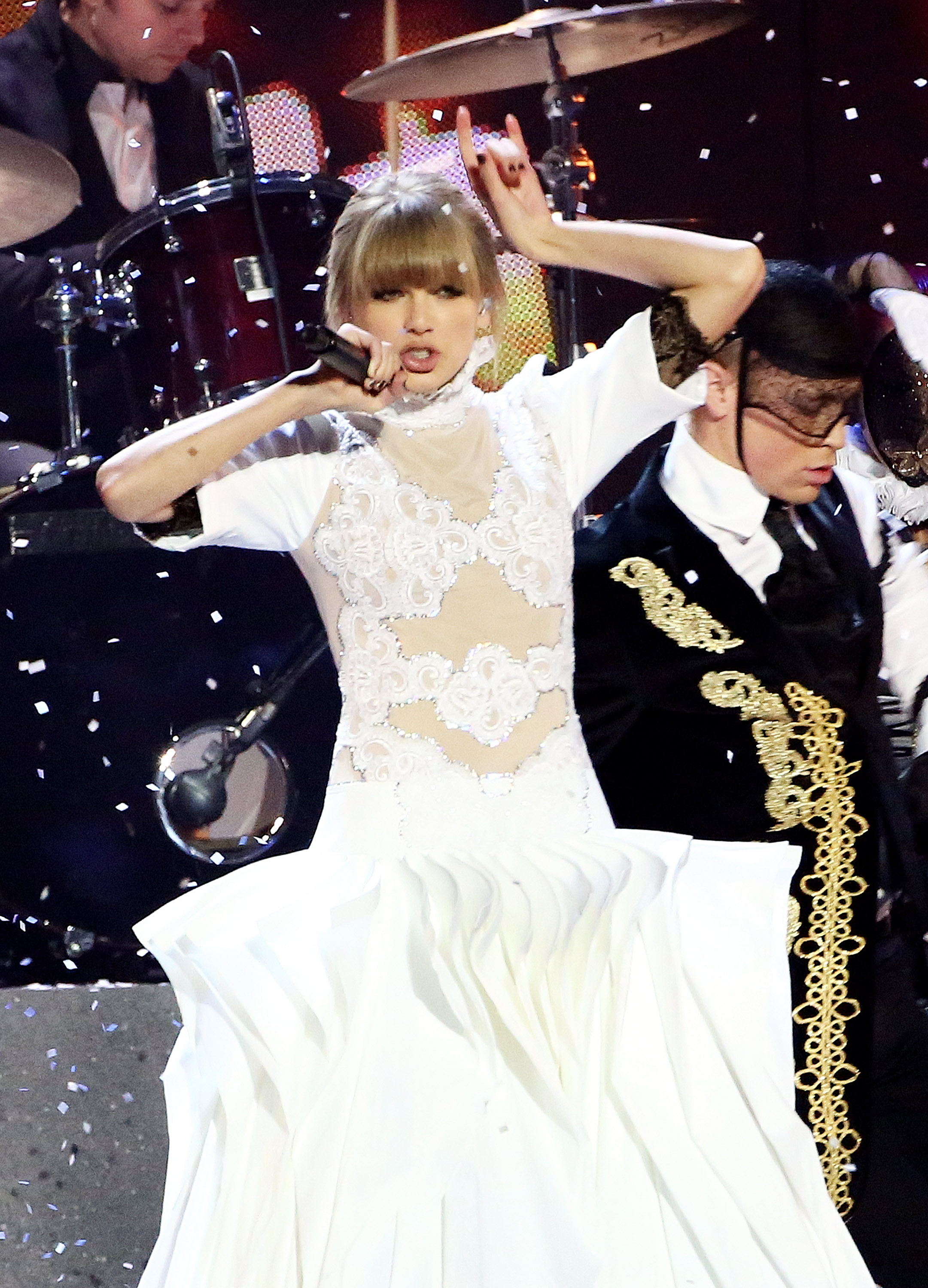 http://www.taylorpictures.net/albums/app/2013/britawards/086.jpg