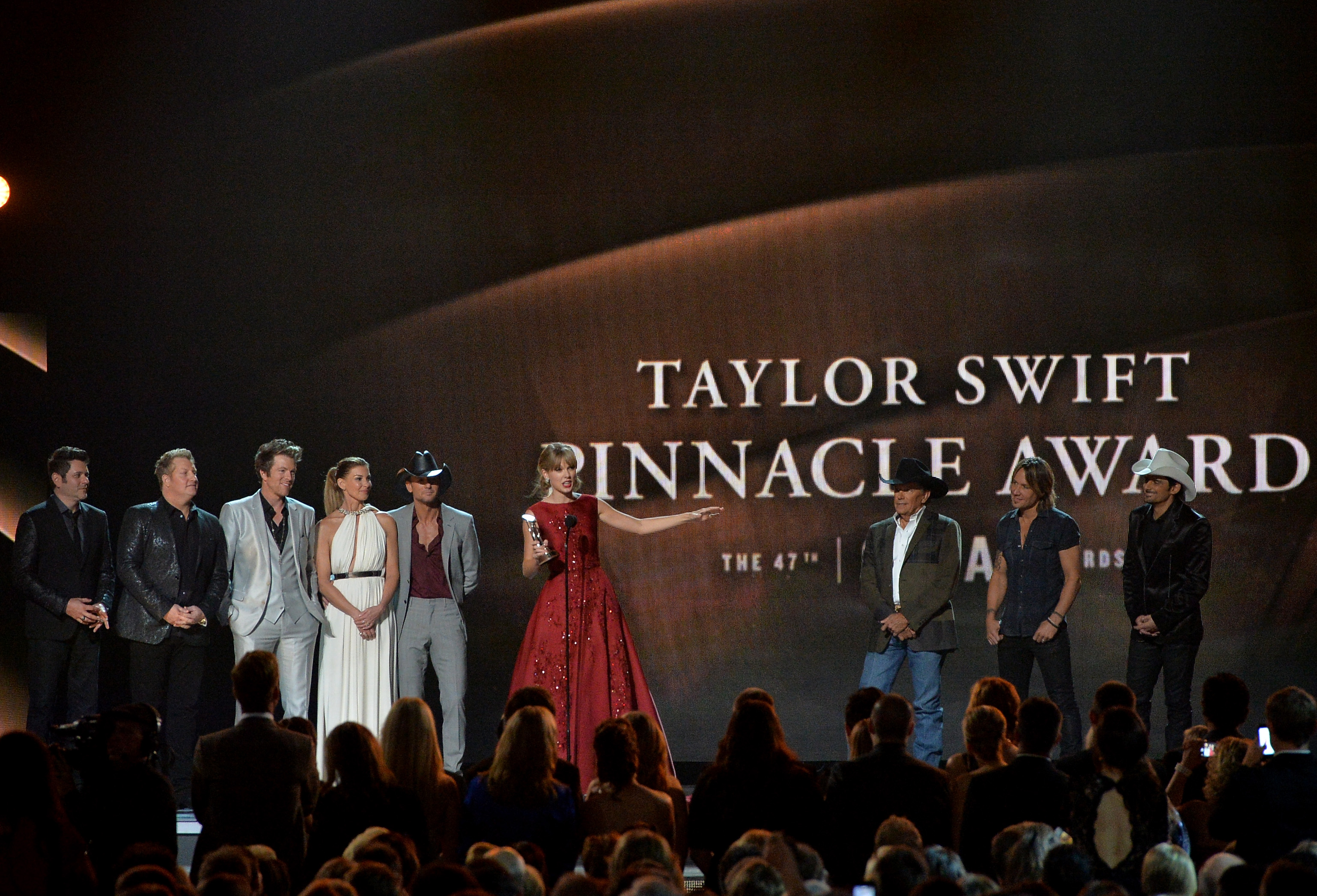 http://www.taylorpictures.net/albums/app/2013/cmaawards/028.jpg