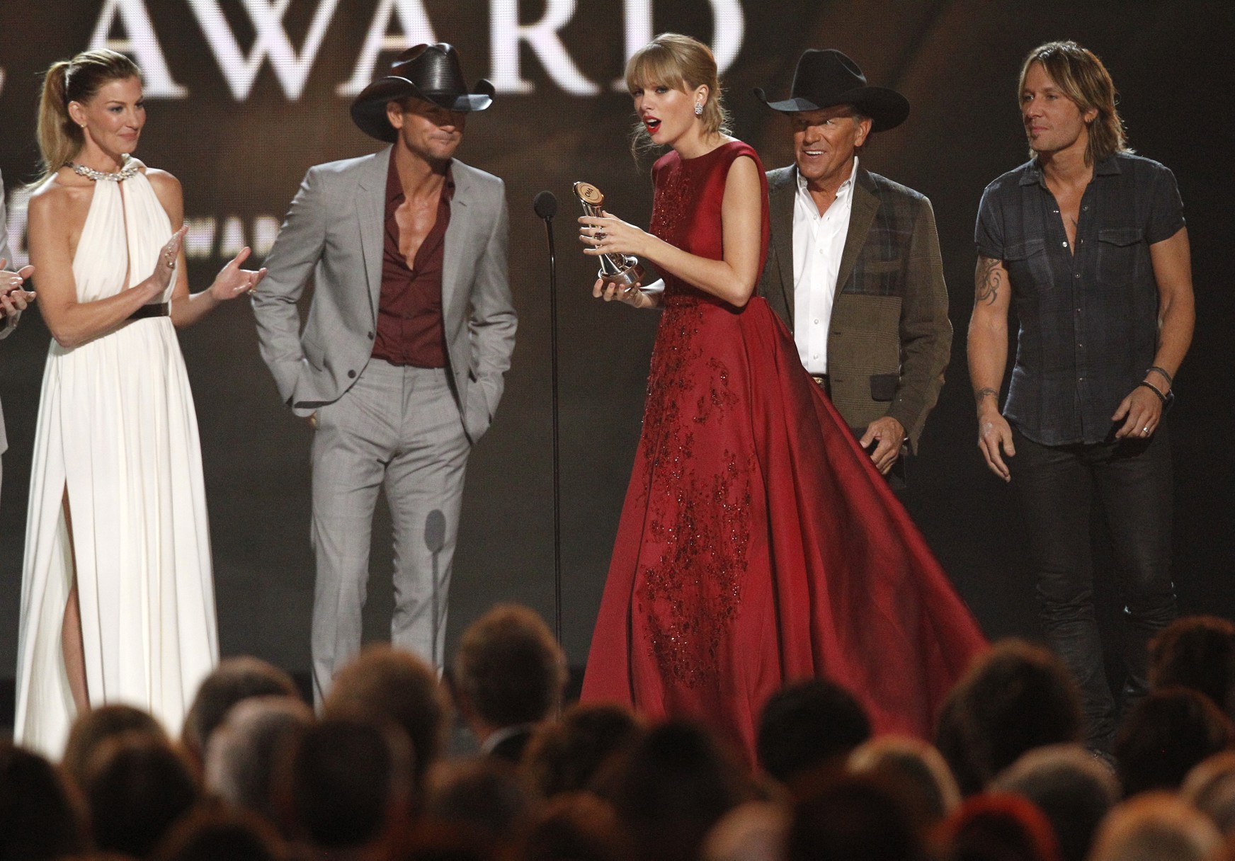 http://www.taylorpictures.net/albums/app/2013/cmaawards/039.jpg