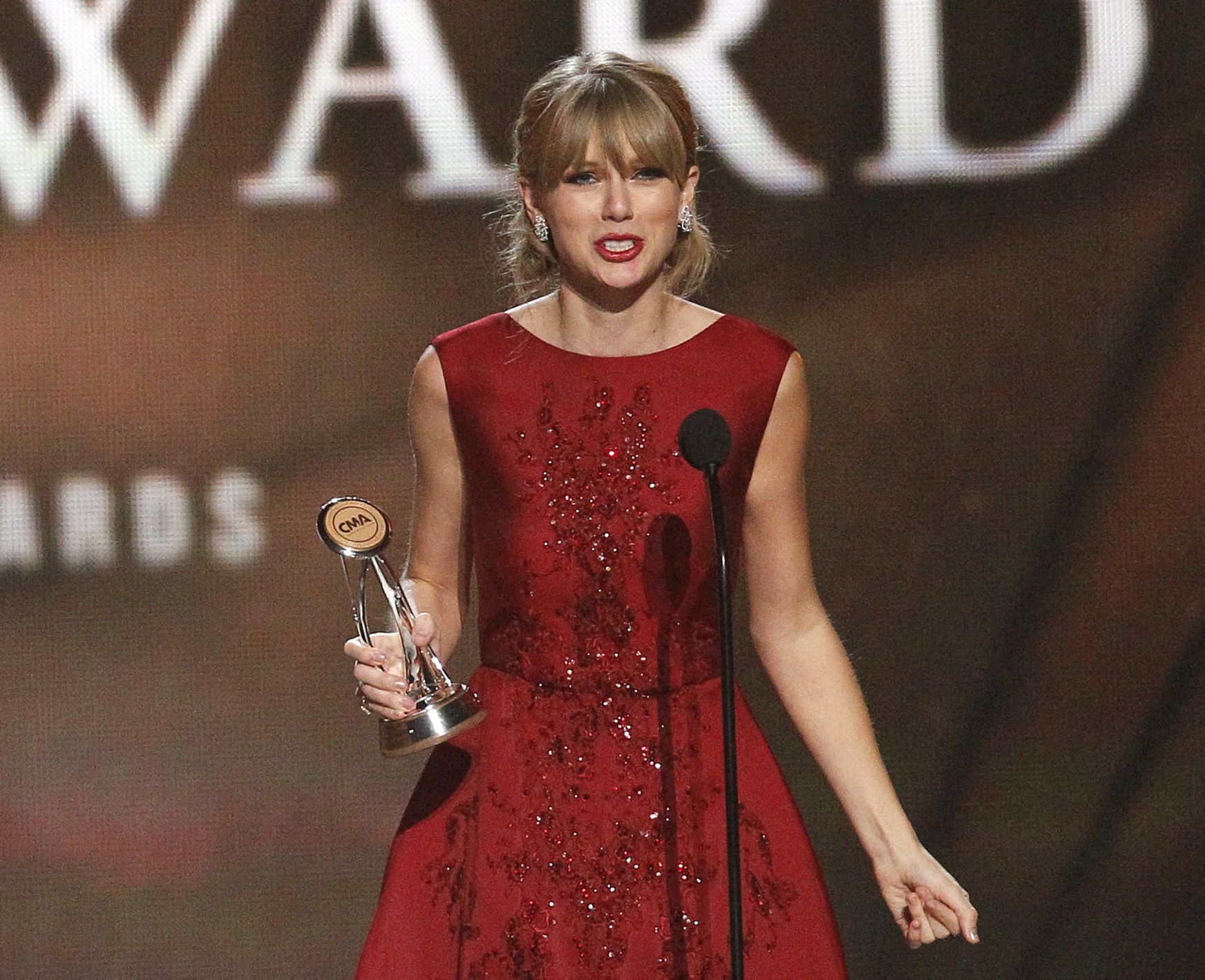 http://www.taylorpictures.net/albums/app/2013/cmaawards/041.jpg