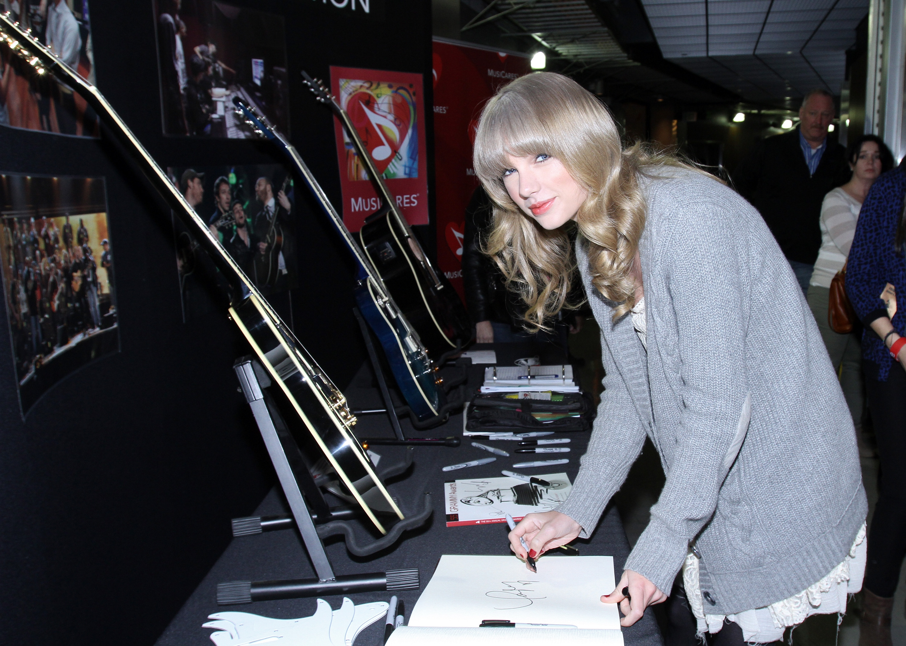 http://www.taylorpictures.net/albums/app/2013/grammycharitiessignings/002.jpg