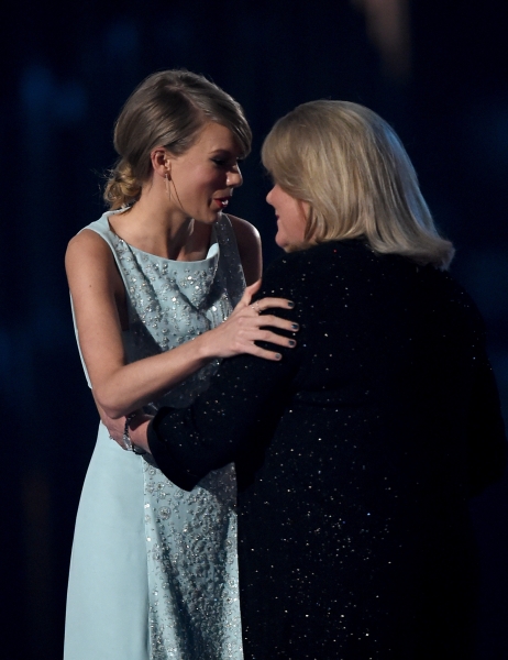 Taylor Swift accepts Milestone Award from Andrea Swift at ACM Awards 2015