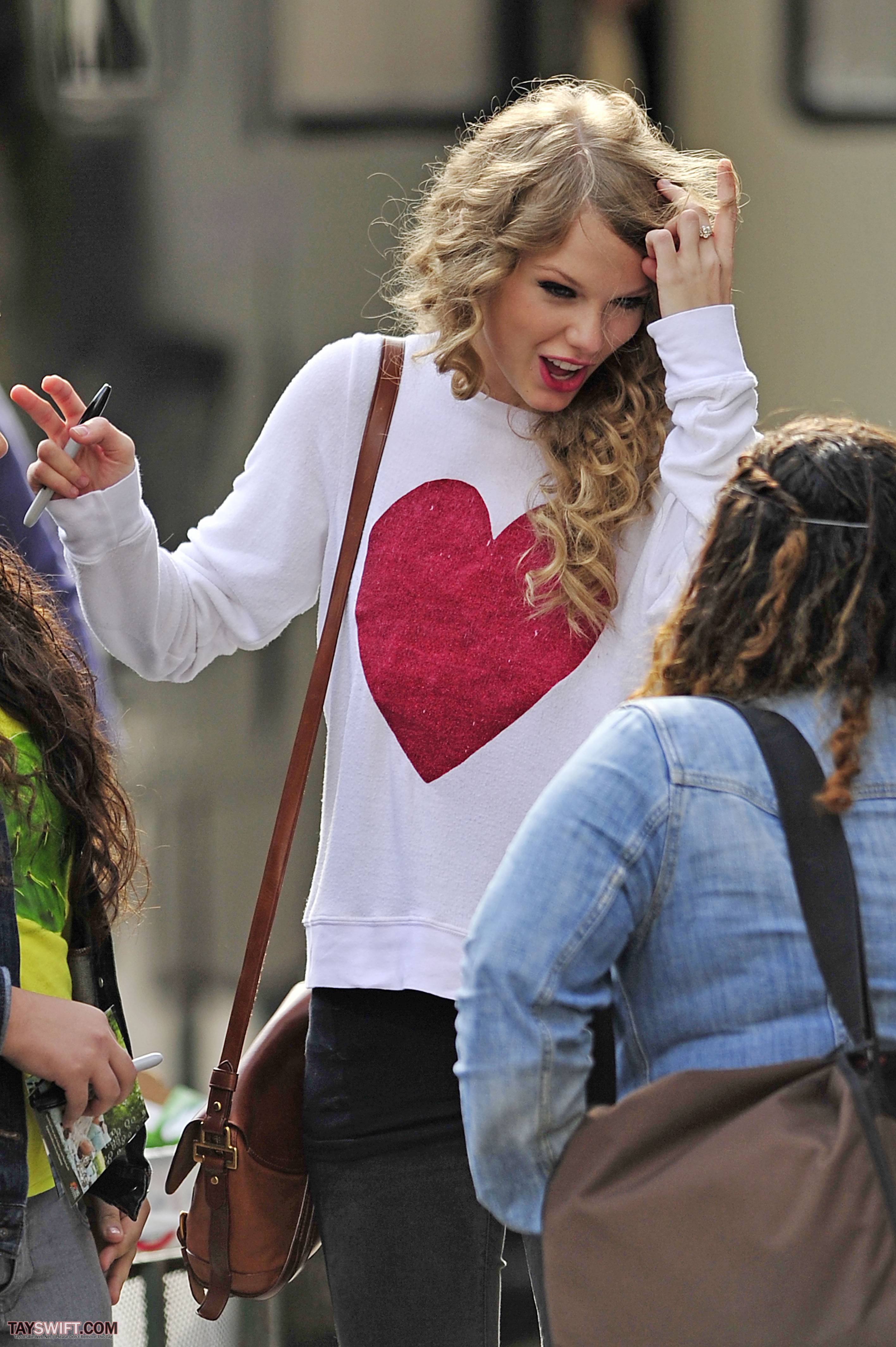 Taylor Swift Buying her album at Target in New York City October 25, 2010 | TAYLOR ...2832 x 4256