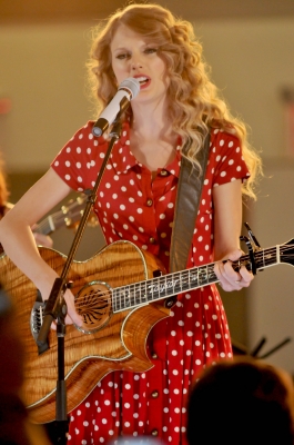 http://www.taylorpictures.net/albums/candids/2010/27-10%20performing%20at%20JFK%20airport/normal_003.jpg