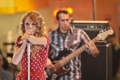 http://www.taylorpictures.net/albums/candids/2010/27-10%20performing%20at%20JFK%20airport/normal_007.jpg