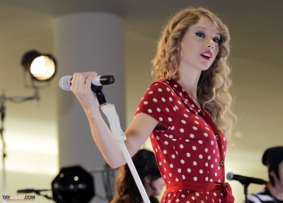 http://www.taylorpictures.net/albums/candids/2010/27-10%20performing%20at%20JFK%20airport/normal_014.jpg
