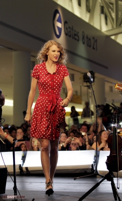 http://www.taylorpictures.net/albums/candids/2010/27-10%20performing%20at%20JFK%20airport/normal_021.jpg