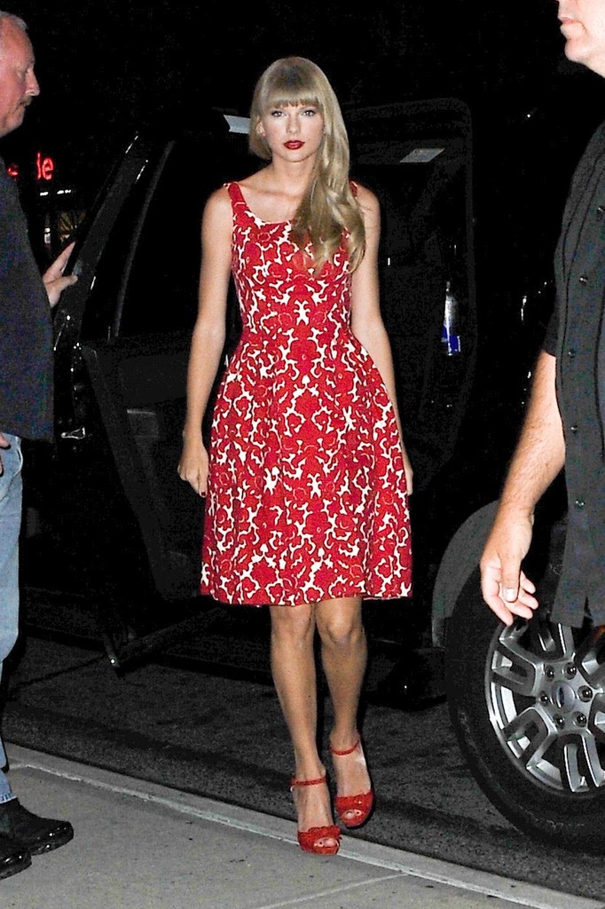 http://www.taylorpictures.net/albums/candids/2012/8-30outsidethemtvstudios/001.jpg