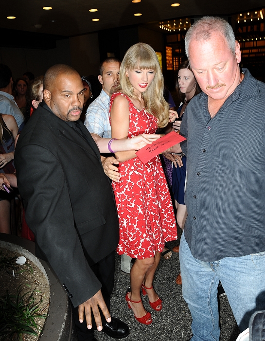 http://www.taylorpictures.net/albums/candids/2012/8-30outsidethemtvstudios/021.jpg