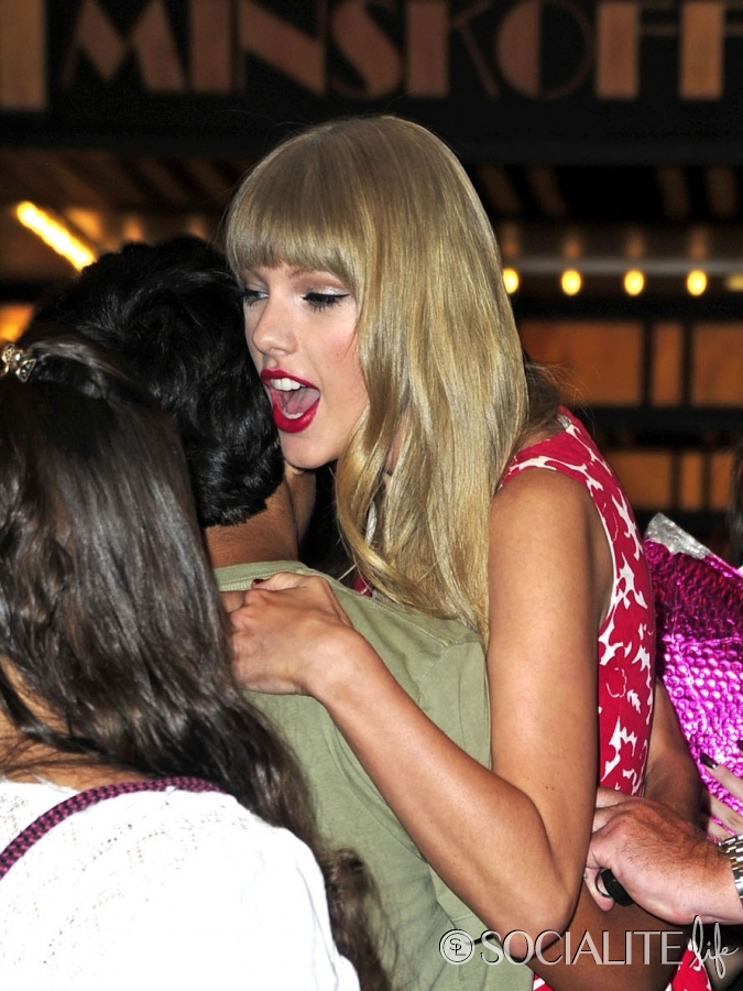 http://www.taylorpictures.net/albums/candids/2012/8-30outsidethemtvstudios/029.jpg