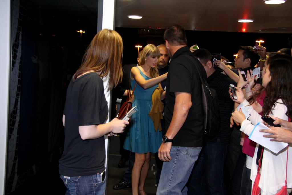 http://www.taylorpictures.net/albums/candids/2012/9-14arrivingatinternationalairport/003.jpg