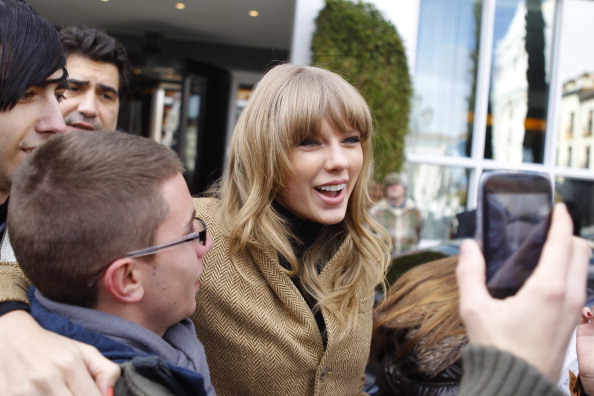 http://www.taylorpictures.net/albums/candids/2013/1-23arrivingatherhotelinmadrid/012.jpg