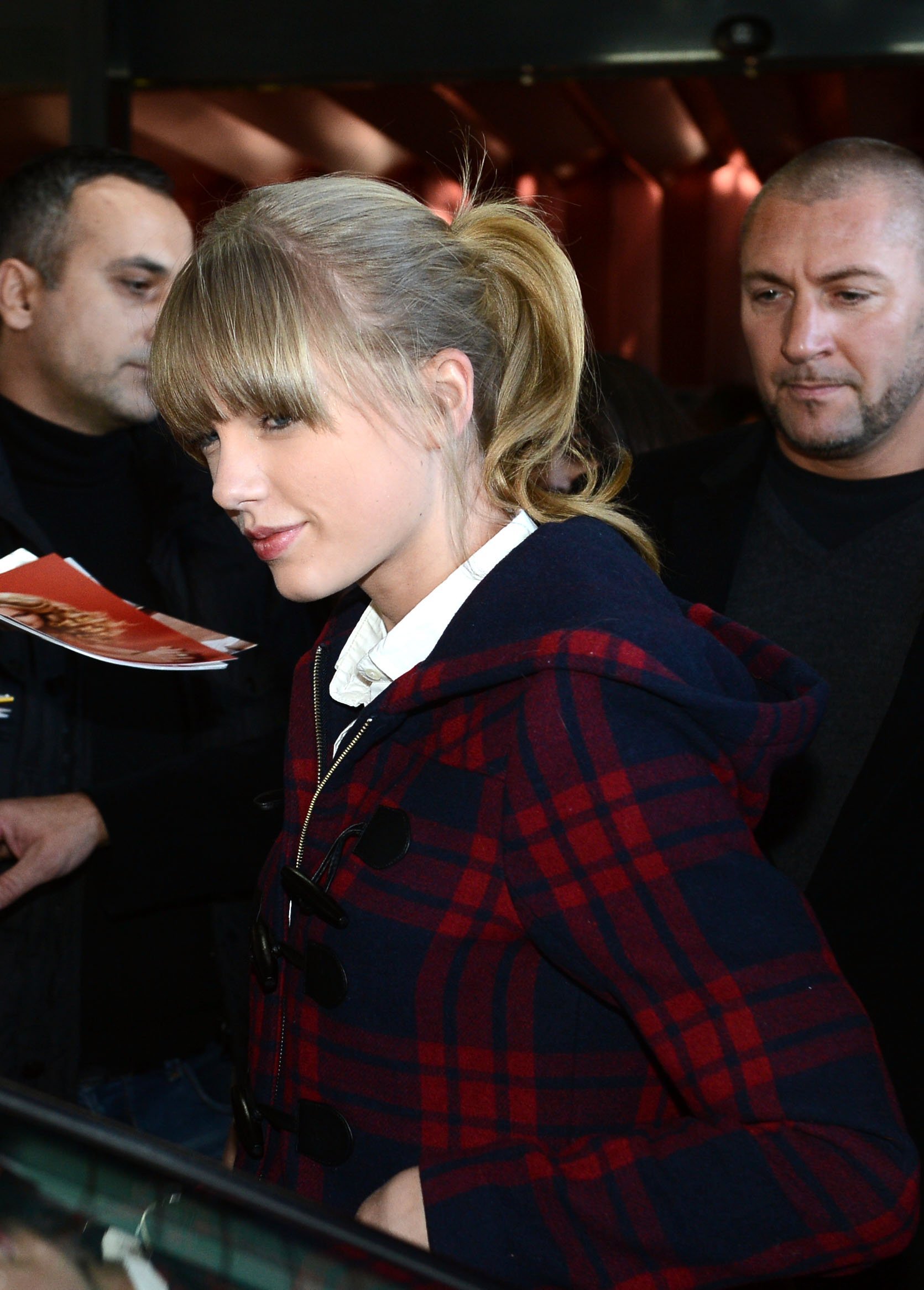 http://www.taylorpictures.net/albums/candids/2013/1-25arrivingatniceairport/004.jpg