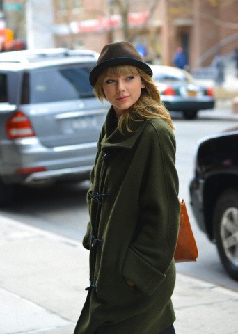 http://www.taylorpictures.net/albums/candids/2013/3-26arrivingatherhotelinnewyorkcity/001.jpg