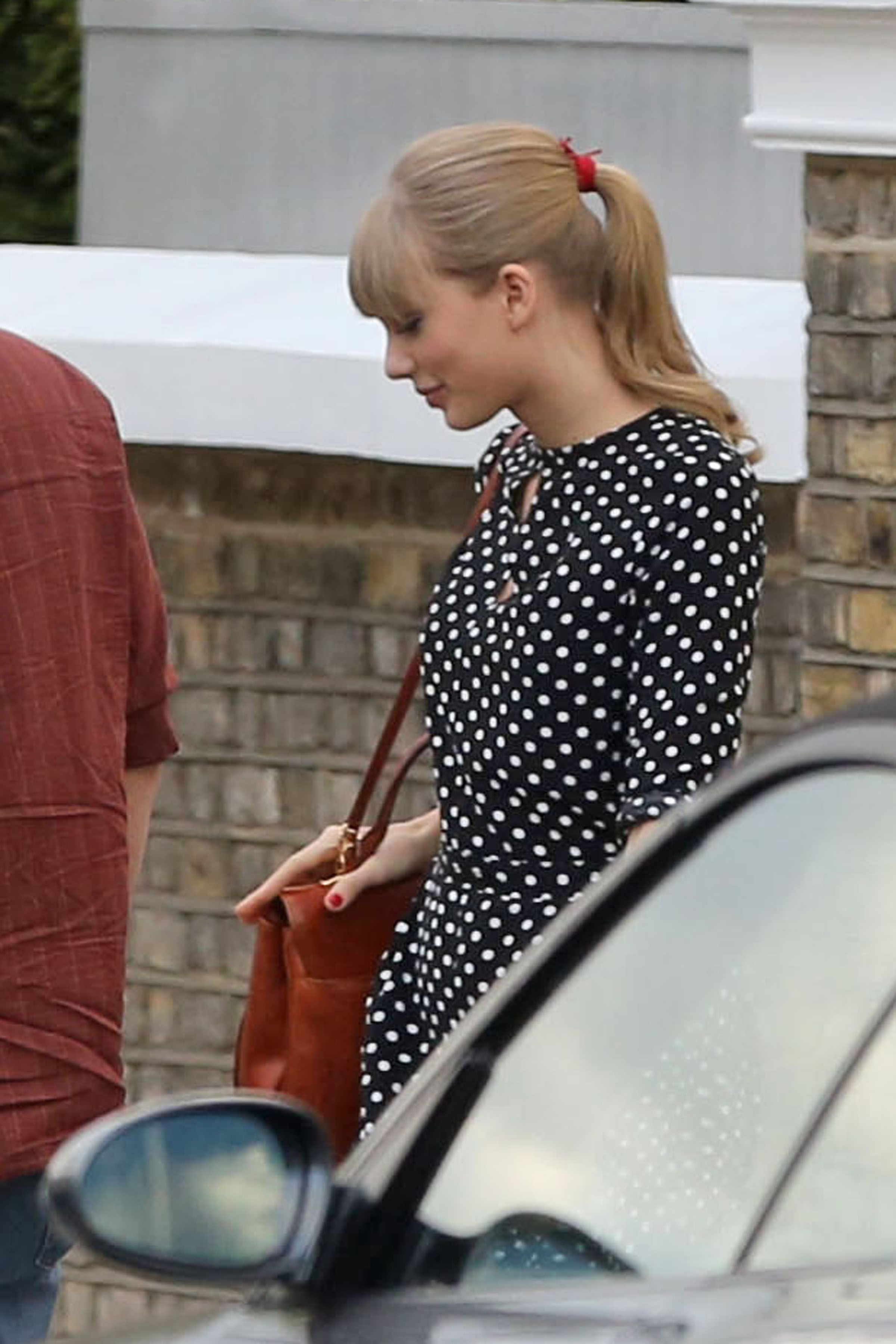 http://www.taylorpictures.net/albums/candids/2013/6-9leavinggwynethpaltrowshouse/005.jpg