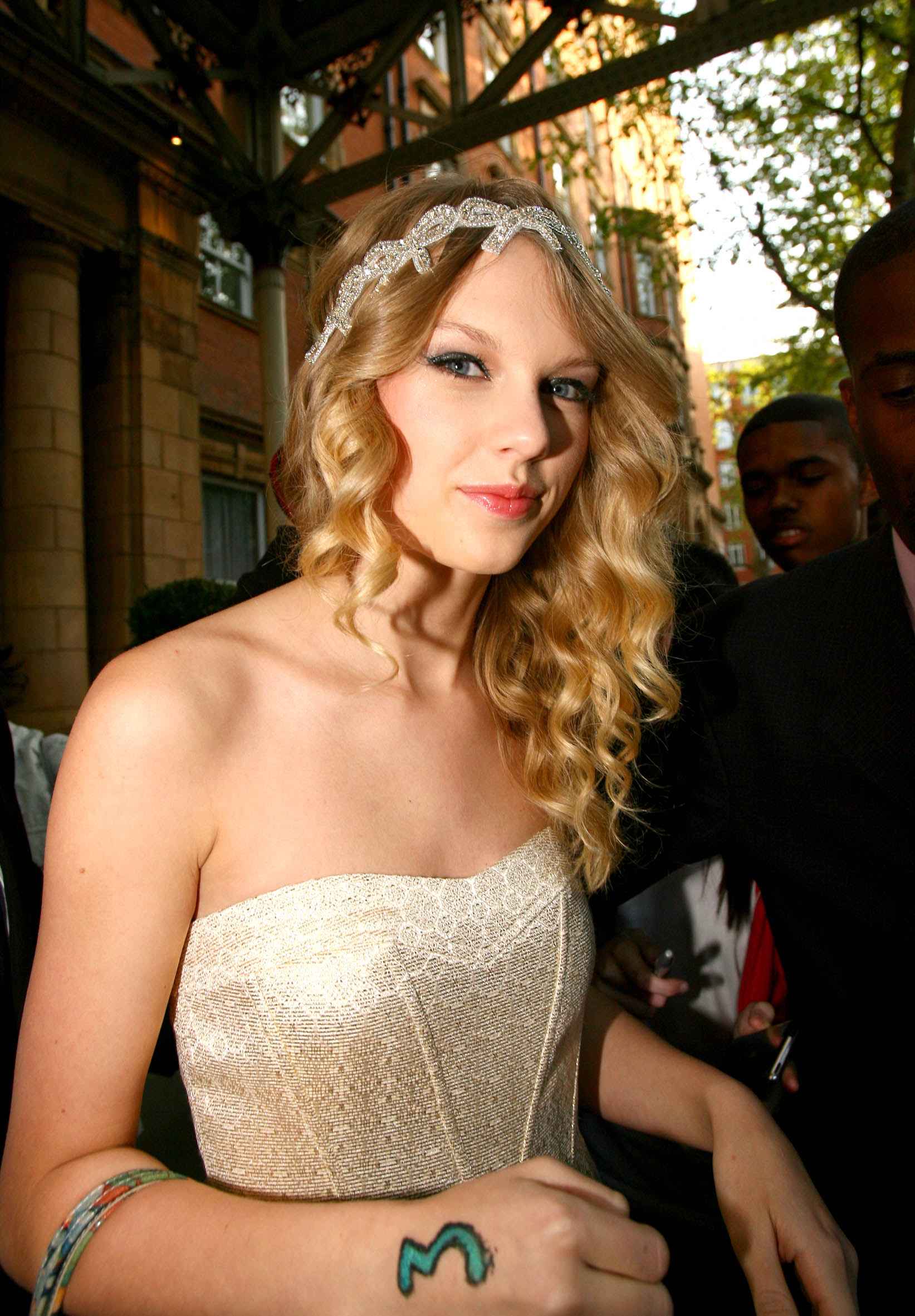 Taylor Swift Heading to BBC Studios in London May 2009 | TAYLOR SWIFT INDONESIA1643 x 2362