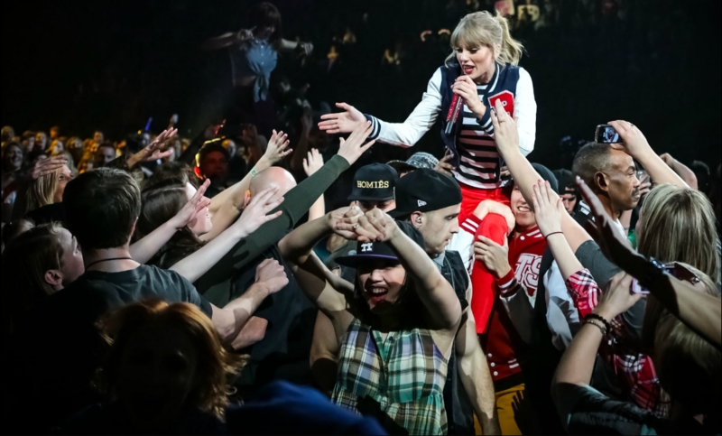 http://www.taylorpictures.net/albums/concerts/2013/redtour/promotionals/003.jpg