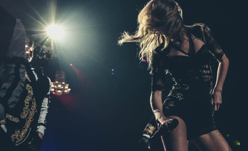 http://www.taylorpictures.net/albums/concerts/2013/redtour/promotionals/005.jpg