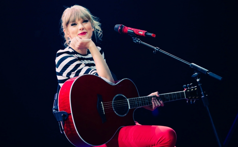 http://www.taylorpictures.net/albums/concerts/2013/redtour/promotionals/006.jpg