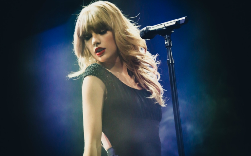 http://www.taylorpictures.net/albums/concerts/2013/redtour/promotionals/008.jpg