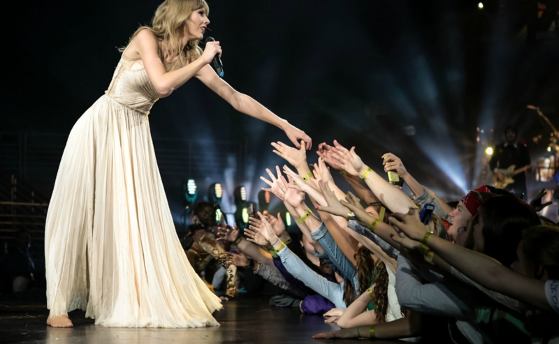 http://www.taylorpictures.net/albums/concerts/2013/redtour/promotionals/009.jpg