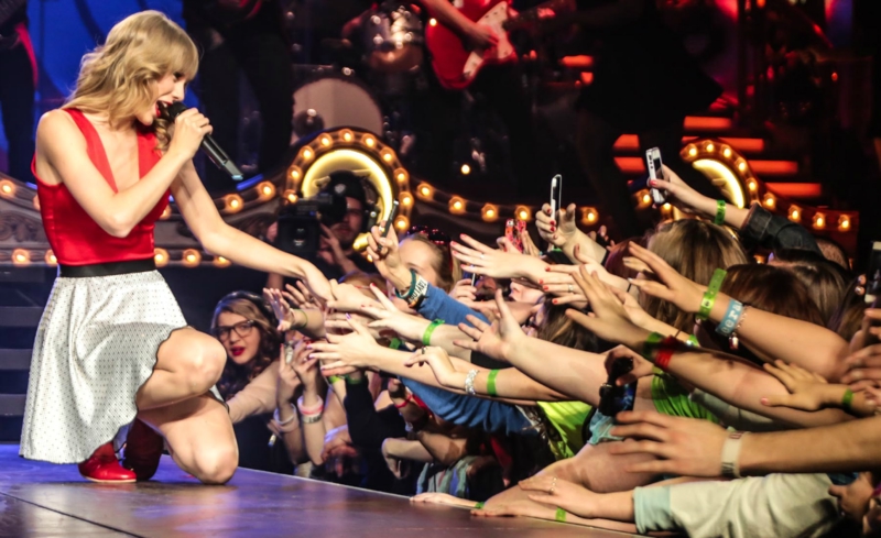 http://www.taylorpictures.net/albums/concerts/2013/redtour/promotionals/012.jpg