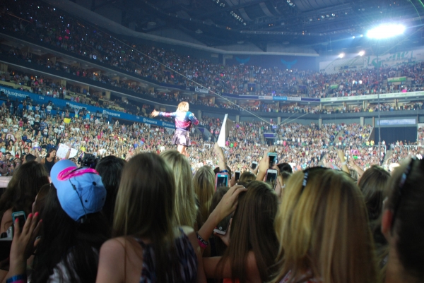 Sea of Swifties at Chicago concert in 1989 World Tour.