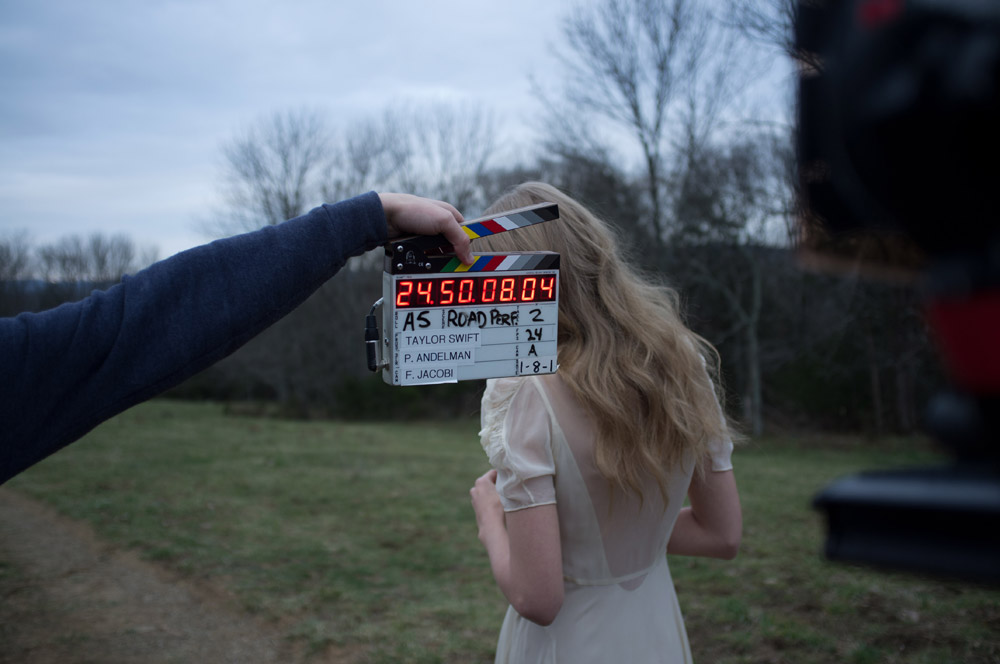 http://www.taylorpictures.net/albums/musicvideos/other/safeandsound/behindthescenes/019.jpg