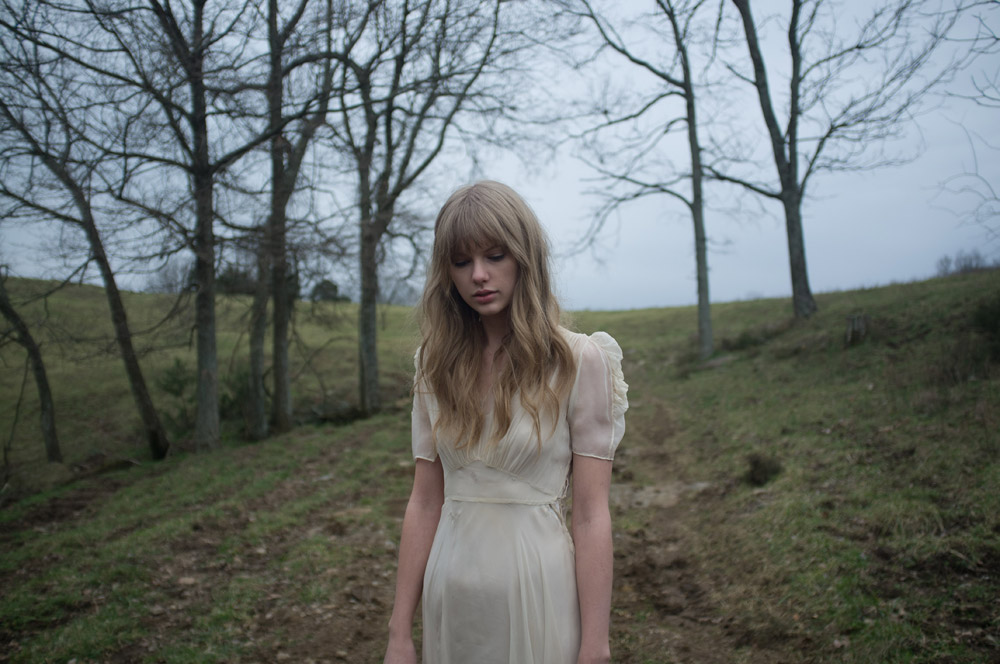 http://www.taylorpictures.net/albums/musicvideos/other/safeandsound/stills/006.jpg