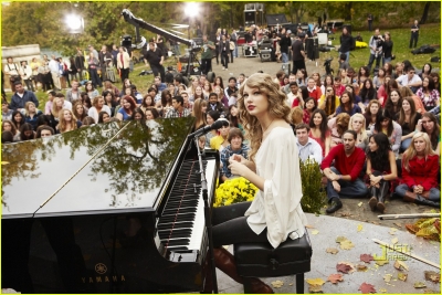 http://www.taylorpictures.net/albums/other/2010/Thanksgiving%20Concert%20Special/normal_002.jpg