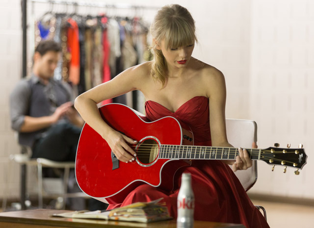 http://www.taylorpictures.net/albums/other/behindthescenes/2013/dietcoke/002.jpg