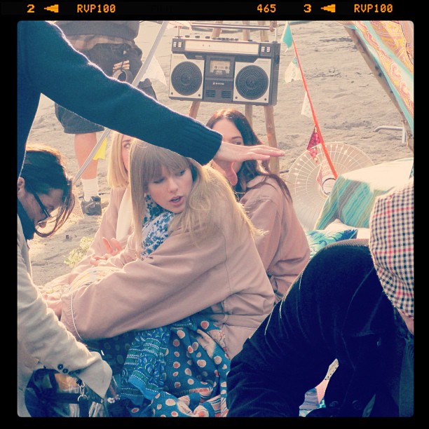 http://www.taylorpictures.net/albums/other/fragrances/taylorbytaylorswift/behindthescenes/012.jpg