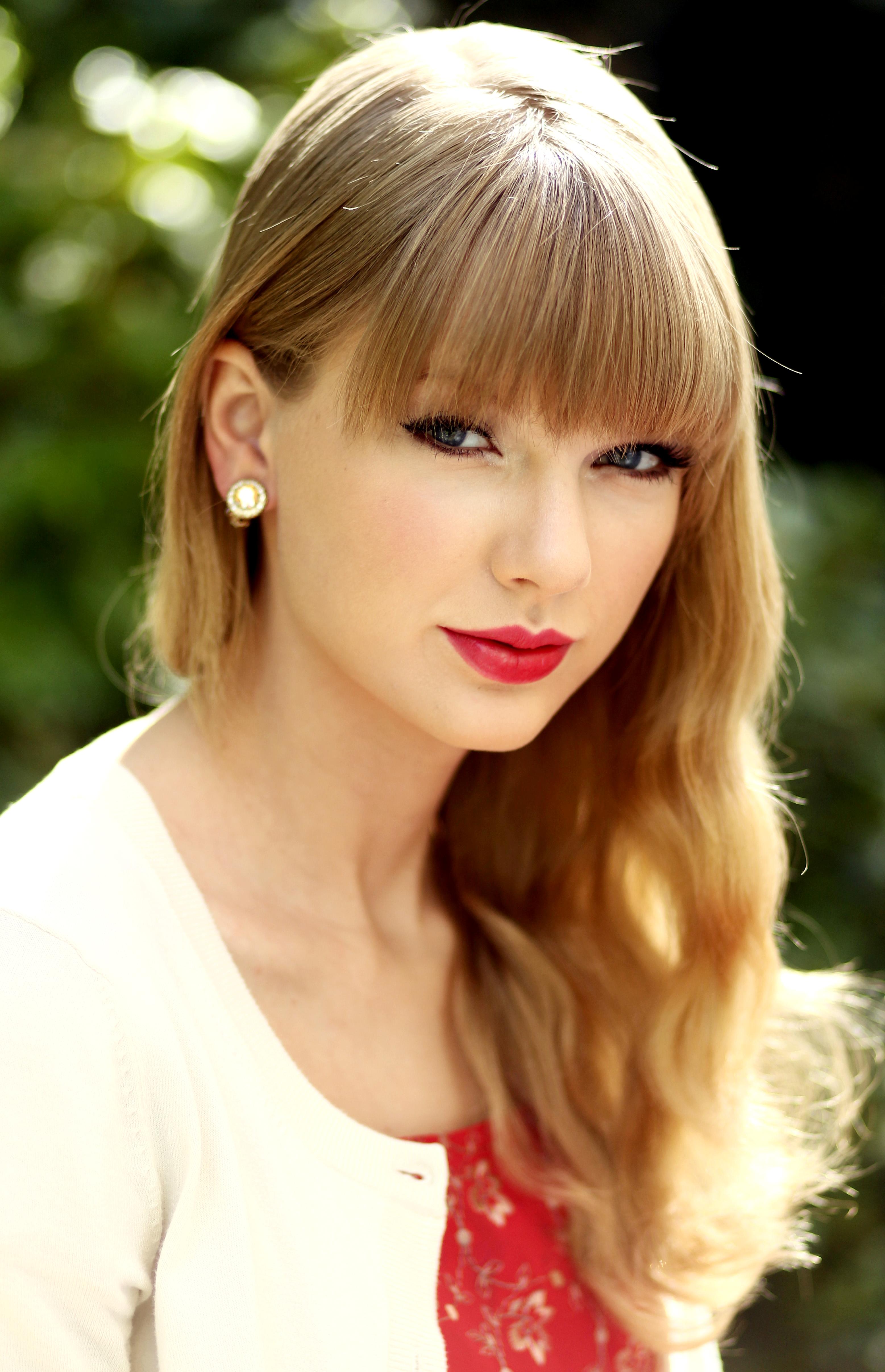 http://www.taylorpictures.net/albums/photoshoots/2012/mattsayles/015.jpg