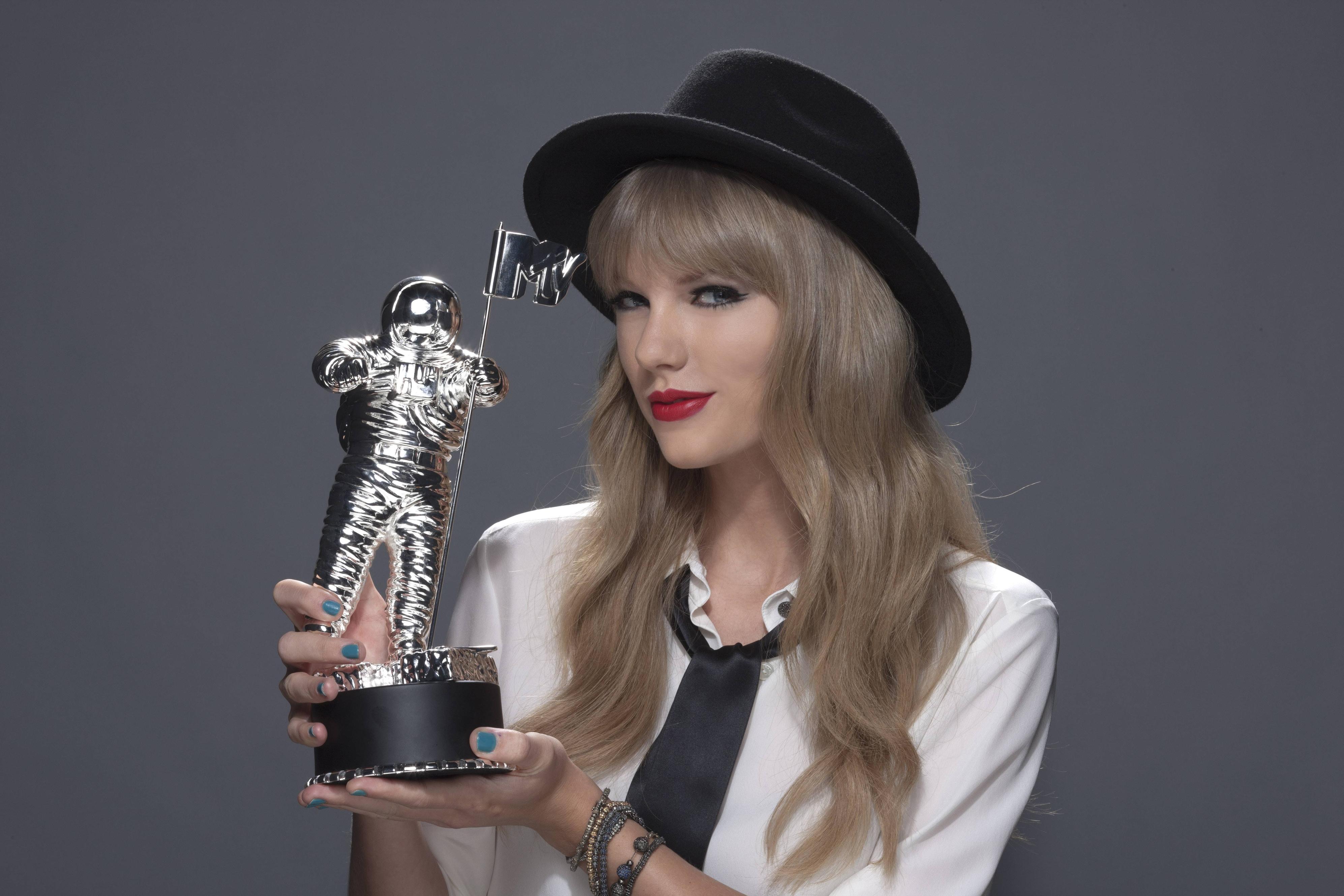 http://www.taylorpictures.net/albums/photoshoots/2012/mtvvideomusicawards/002.jpg