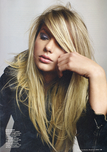 taylor swift straight hair 2010. Taylor Swift dished to