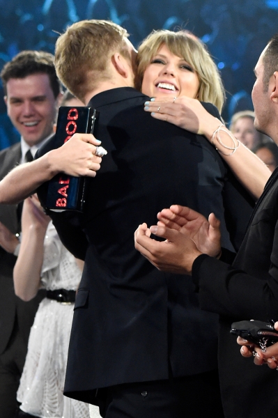 taylor swit and calvin harris at billboard music awards 2015